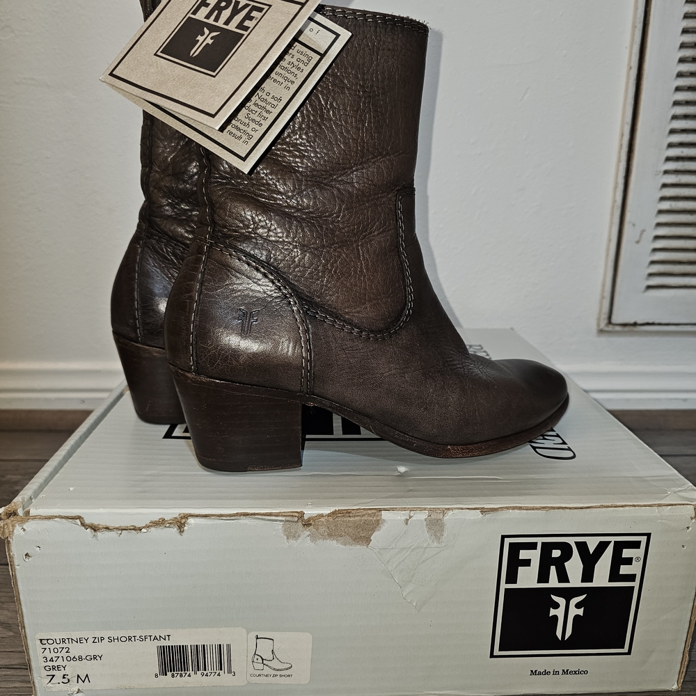 Frye Women's Courtney Zip Short Boots Great Style & Comfortable